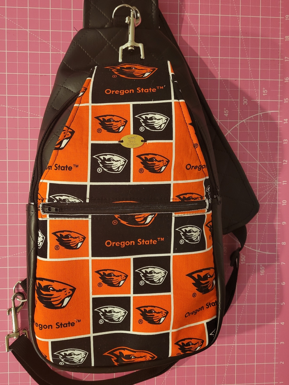 Oregon State Beavwrs Sling Crossbody Bag